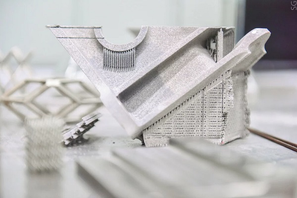 Hliníková súčiastka vyrobená 3D tlačou s použitím uhlíkových nanovlákien.