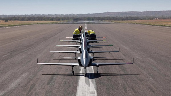 Letecká spoločnosť Boeing testuje letku 5-tich autonómnych mini-prúdových lietadiel.