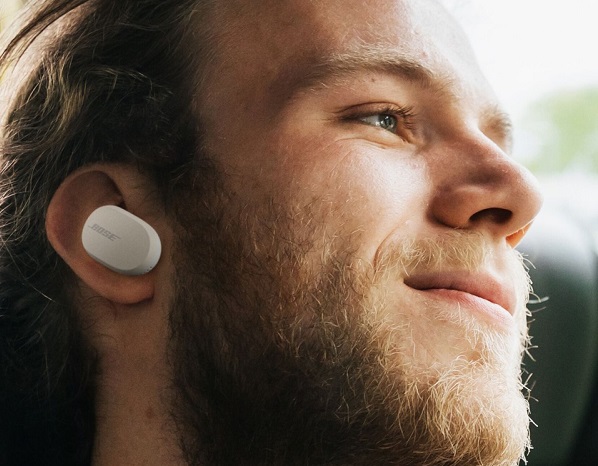 Úplne bezdrôtové slúchadlá do uší Bose QuietComfort Earbuds.