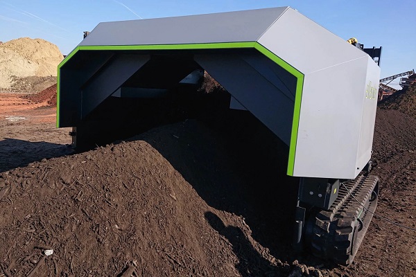 Stroj eWender pre autonómne prevracanie kompostu.