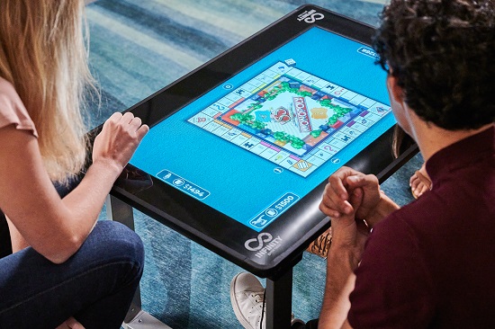 Stôl Infinity Game Table pre digitálne hranie spoločenských hier.