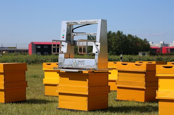 Automatizované zariadenie na vyťahovanie voštín z úľov Hive Controller.