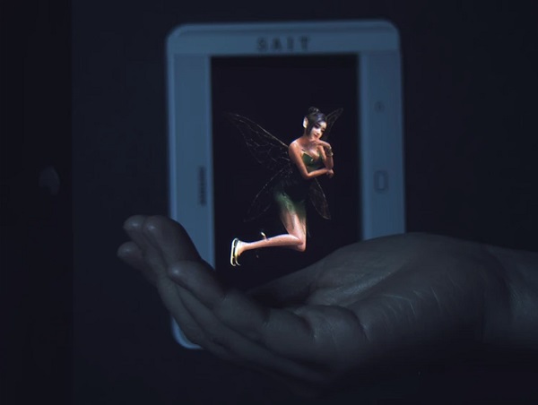 Prototyp hologramu od spoločnosti Samsung zobrazuje vílu, ktorá vyzerá ako by sa vznášala v ruke, v skutočnosti je však zobrazená na obrazovke na pozadí.