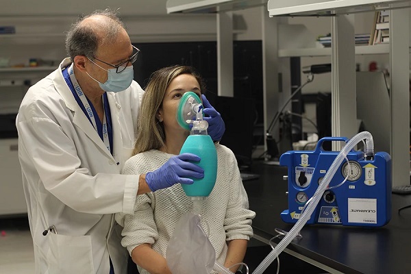 Dr. Joseph Fisher demonštruje použitie hyperventilačného zariadenia ClearMate vo svojom laboratóriu s pomocou Dr. Olivie Sobczykovej.