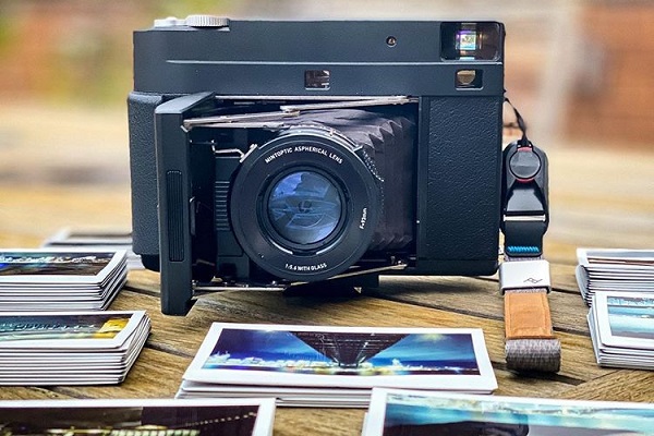 Instantný retro fotoaparát InstantKon SF70.