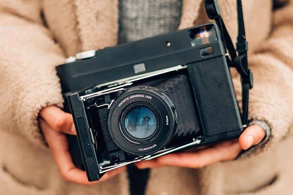 Instantný retro fotoaparát InstantKon SF70.