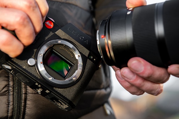 Bezzrkadlový full-frame fotoaparát Leica SL2-S.