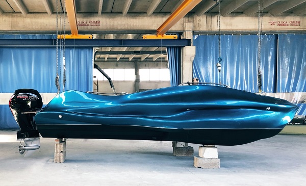 3D tlačený motorový čln zo sklenených vlákien MAMBO.