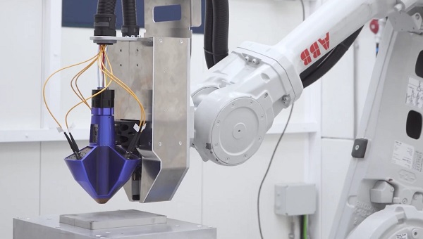 Ak sa hlava systému Meltio Engine pripevní k voľne stojacemu robotickému ramenu, môže fungovať ako 3D tlačiareň kovov, ktorá nemá žiadne obmedzenia veľkosti pri vytváraní dielcov.