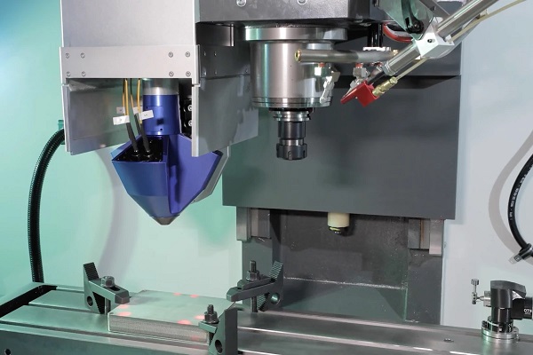 Systém Meltio Engine, ktorý je namontovaný na existujúcom CNC stroji, môže pridávať alebo odoberať kov s päťosovou presnosťou.