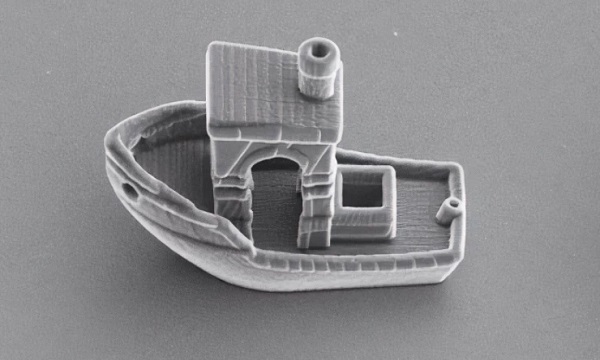 3DBenchy je malá 3D tlačená loď, ktorá má len tretinu hrúbky ľudského vlasu.