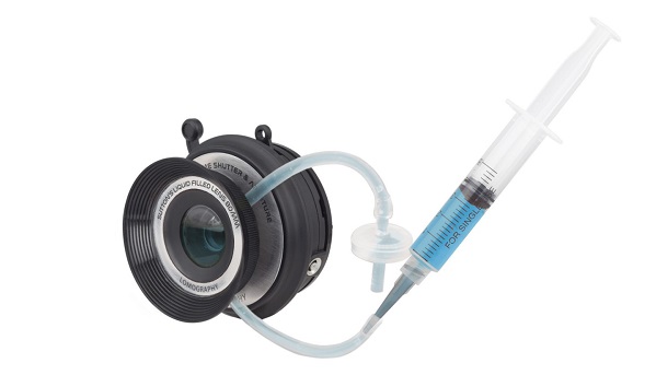 Pomocou zabudovanej trubice / ventilu a priloženej injekčnej striekačky môžu používatelia naplniť objektív tekutinou.