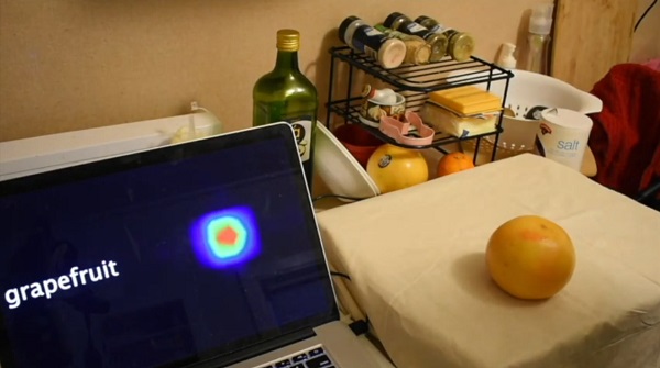 Inteligentná tkanina Capacitivo identifikuje grapefruit na základe jeho elektrického poľa.