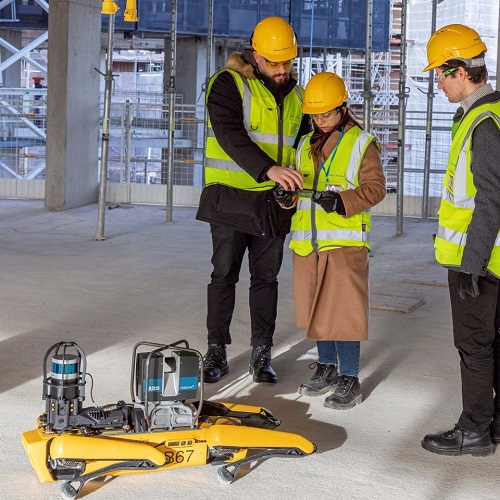Štvornohý robot Spot pomáha ak stavebný dozor na projekte výstavby Battersea Roof Gardens, ktorý realizuje spoločnosť Foster + Partners v anglickom Londýne.