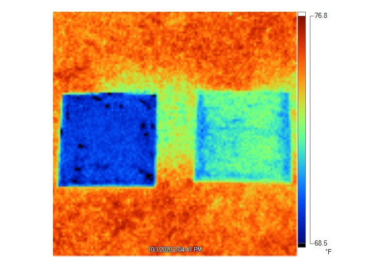 Infračervený obraz porovnávajúci teplotu novej radiačnej chladiacej farby (vľavo) a komerčnej vzorky farby (vpravo).
