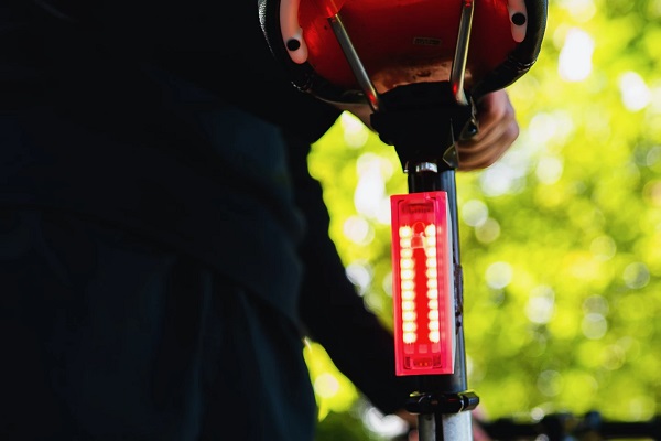Zadné bezpečnostné LED svetlo na bicykel SureLight.