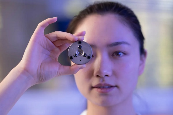 Autorka štúdie Xingshuo Huang so zariadením použitým na výrobu laboratórne vyrobených diamantov.