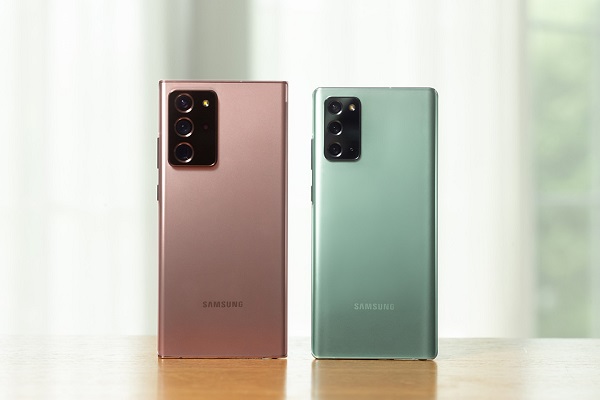 Smartfón Samsung Galaxy Note 20 Ultra (vľavo) a Galaxy Note 20 (vpravo).