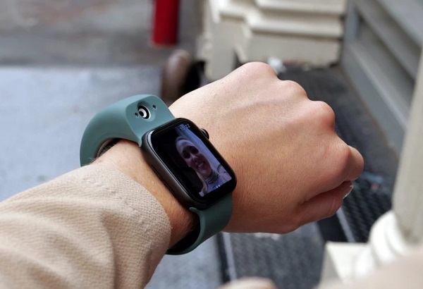 Remienok Wristcam pridá hodinkám Apple Watch až dva fotoaparáty.