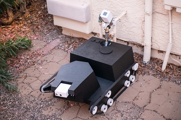 Autonómny záhradný robot Yardroid.