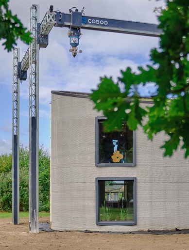 Prototyp dvojpodlažného rodinného domu, ktorý postavila najväčšia 3D tlačiareň v Európe.