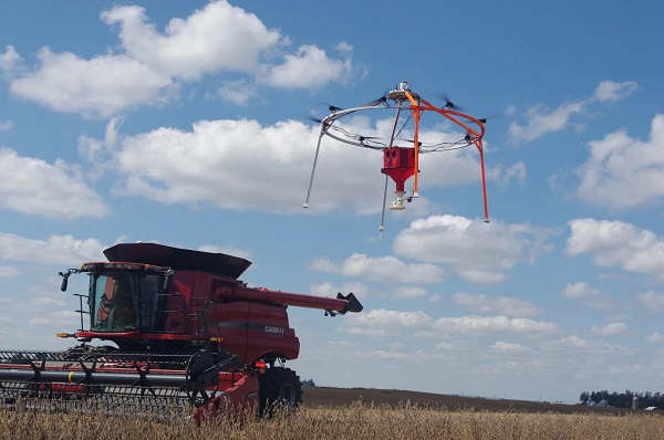 Dron AeroSeeder je navrhnutý pre efektívne vysievanie krycích plodín na poliach.