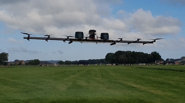 Prototyp poľnohospodárskej multikoptéry pre postrek plodín od spoločnosti Drone4Agro.