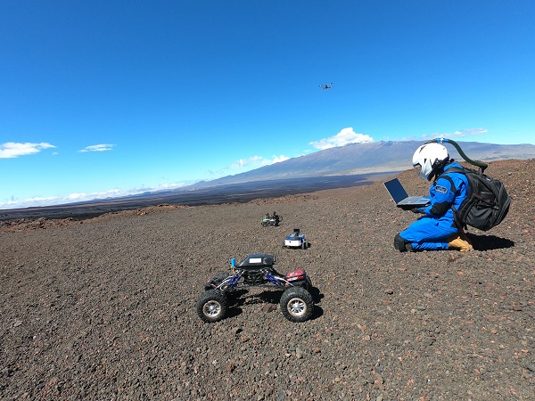 Robot Androver I od slovenskej spoločnosti RoboTech Vision na simulovanej misii na Havaji (Zdroj foto: Dr. Michaela Musilová).