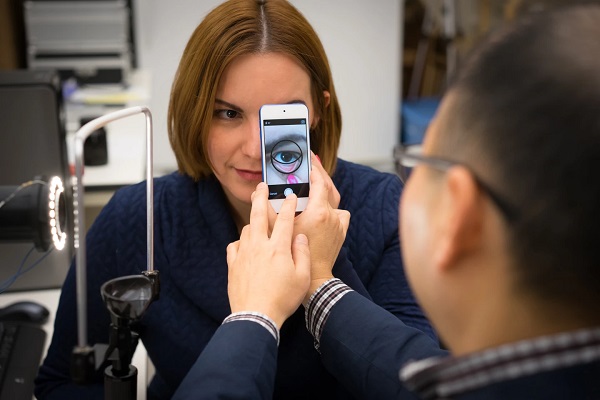 Vedci vytvorili softvér, ktorý dokáže diagnostikovať krvné poruchy pomocou fotoaparátu v smartfóne.