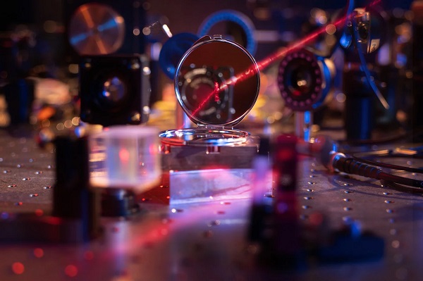 Zrkadlo, ktoré bolo vyvinuté v Inštitúte kvantovej optiky Maxa Plancka, meria len sedem mikrónov.