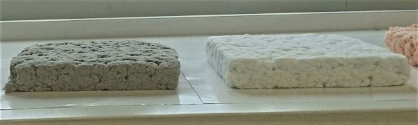 3 cm hrubá rohož zo štandardného materiálu vyrobená z recyklovaného papiera (vľavo), spolu s experimentálnou rohožou z čerstvých celulózových vlákien.
