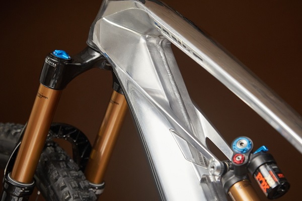 Rám elektrického horského bicykla Alutech CNC eFanes je vyfrézovaný z jediného bloku hliníka 6061.