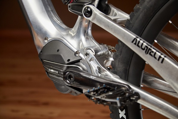 Rám elektrického horského bicykla Alutech CNC eFanes je vyfrézovaný z jediného bloku hliníka 6061.