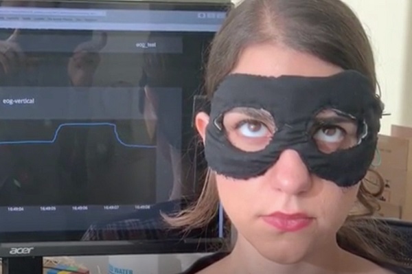 Experimentálna maska Chesma pre sledovanie pohybu očí spiacej osoby.