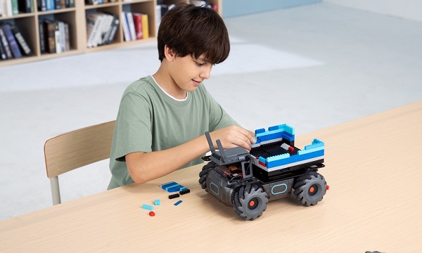 Štvorkolesový vzdelávací robot RoboMaster EP Core.