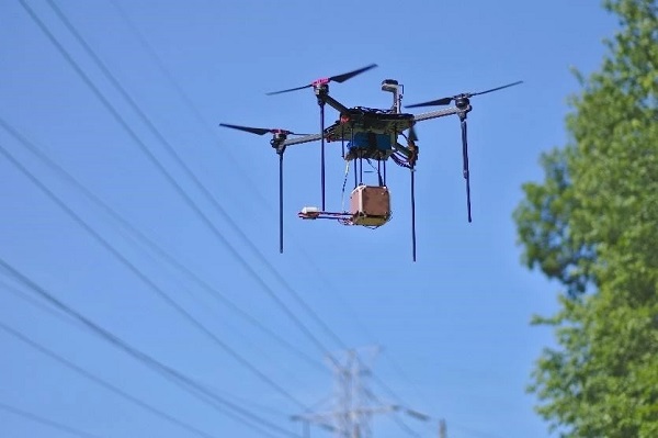 Dron vybavený prototypom senzorického systému pre detekciu elektrického vedenia.