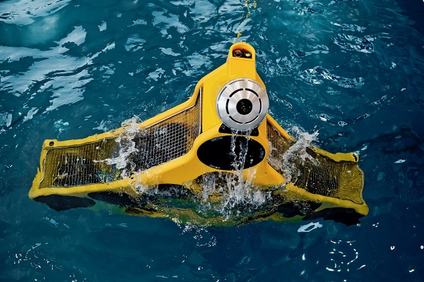 Trojuholníkový podvodný dron SteathCleaner.