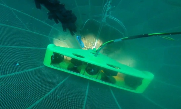 Trojuholníkový podvodný dron SteathCleaner.