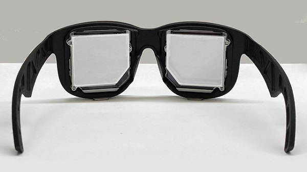 Spoločnosť Facebook odhalila prototyp kompaktných VR okuliarov, ktoré vyzerajú podobne ako bežné okuliare.