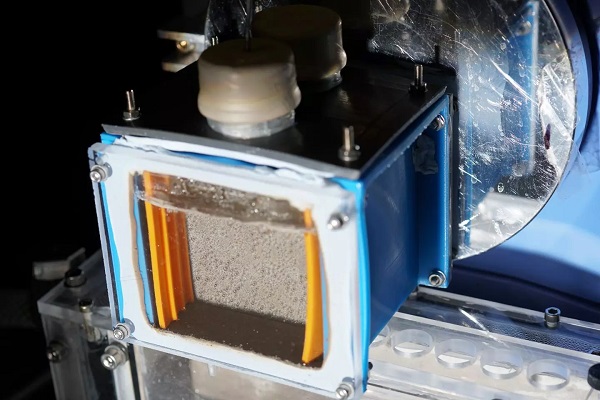 Novo vyvinutý fotoplát premieňa oxid uhličitý a vodu na použiteľné palivo.