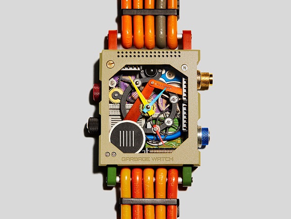 Garbage Watch: Hodinky vyrobené z elektronického odpadu.