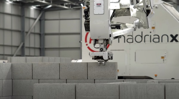 Stavebný robot Hadrian X pre automatizované murovanie stien.