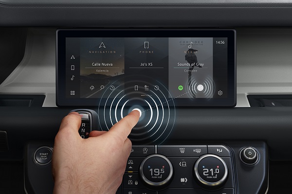 Prediktívny systém bezkontakného dotykového displeja pre informačné systémy v automobiloch Jaguar Land Rover.