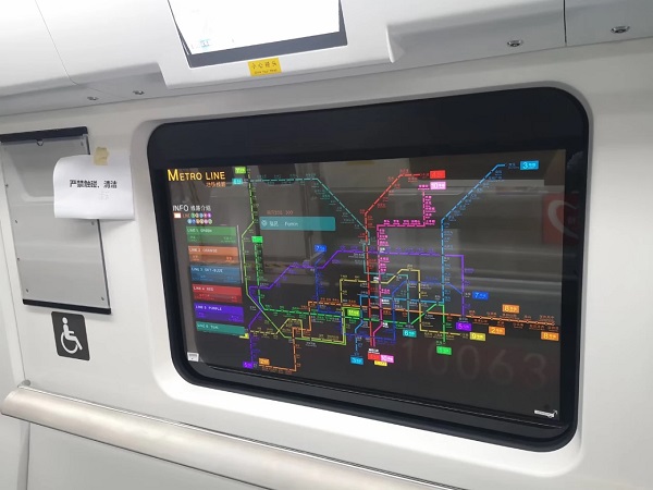 Priehľadný OLED displej nainštalovaný vo vozni metra namiesto bežného okna.