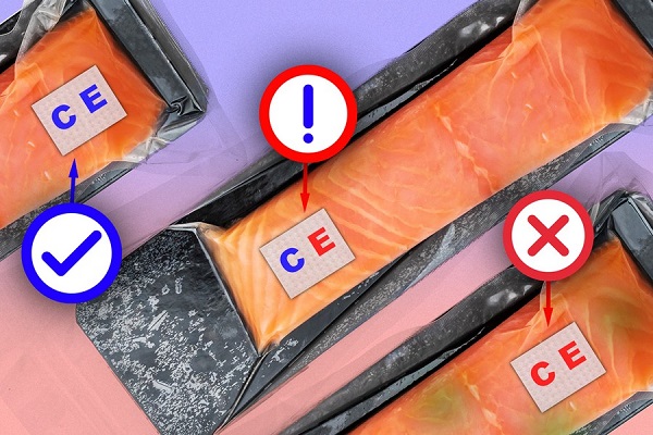 Vzorky rybích filetov s náplaťou s mikroihlami, na ktorej sú z reaktívneh bioatramentu vytlačené informačné písmená pre potvrdenie pokazenia potraviny zmenou farby z modrej na červenú.