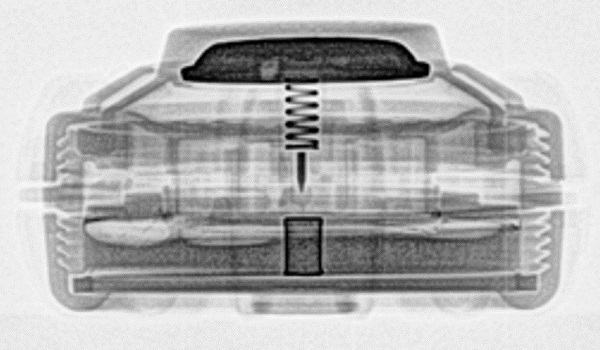 Röntgenová snímka protipechotnej nášľapnej miny VS-50, ktorá zobrazuje kovové komponenty vo vnútri.