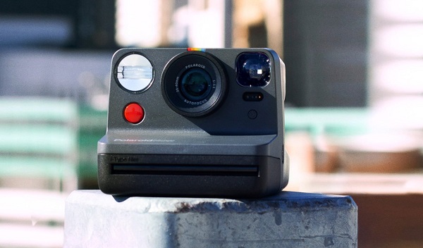 Instantný fotoaparát Polaroid Now.