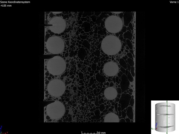 CT snímka materiálu Proteus ukazuje celurárnu hliníkovú štruktúru obalenú okolo keramických gulôčok.