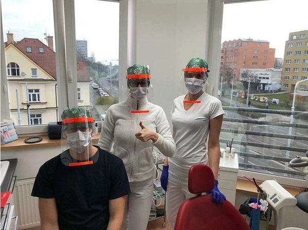 Prvá várka 3D tlačených ochranných štítov na tvár už bola doručená českým lekárom.