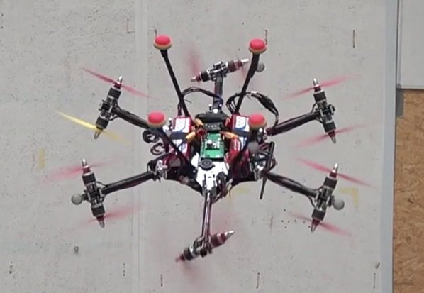 Prototyp dronu s 12 koaxiálnymi otočnými rotormi. 
